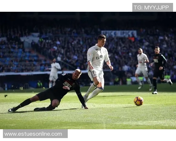 皇马客战格拉纳达，1-2失利：本泽马传射无用，铁卫助攻无功